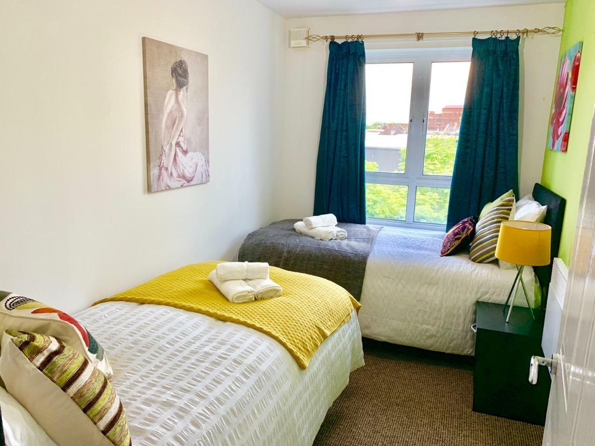 2 Bedrooms Modern Apartment, Lounge, Full Kitchen, Balcony, 5 Minutes Stratford Station London Eksteriør bilde